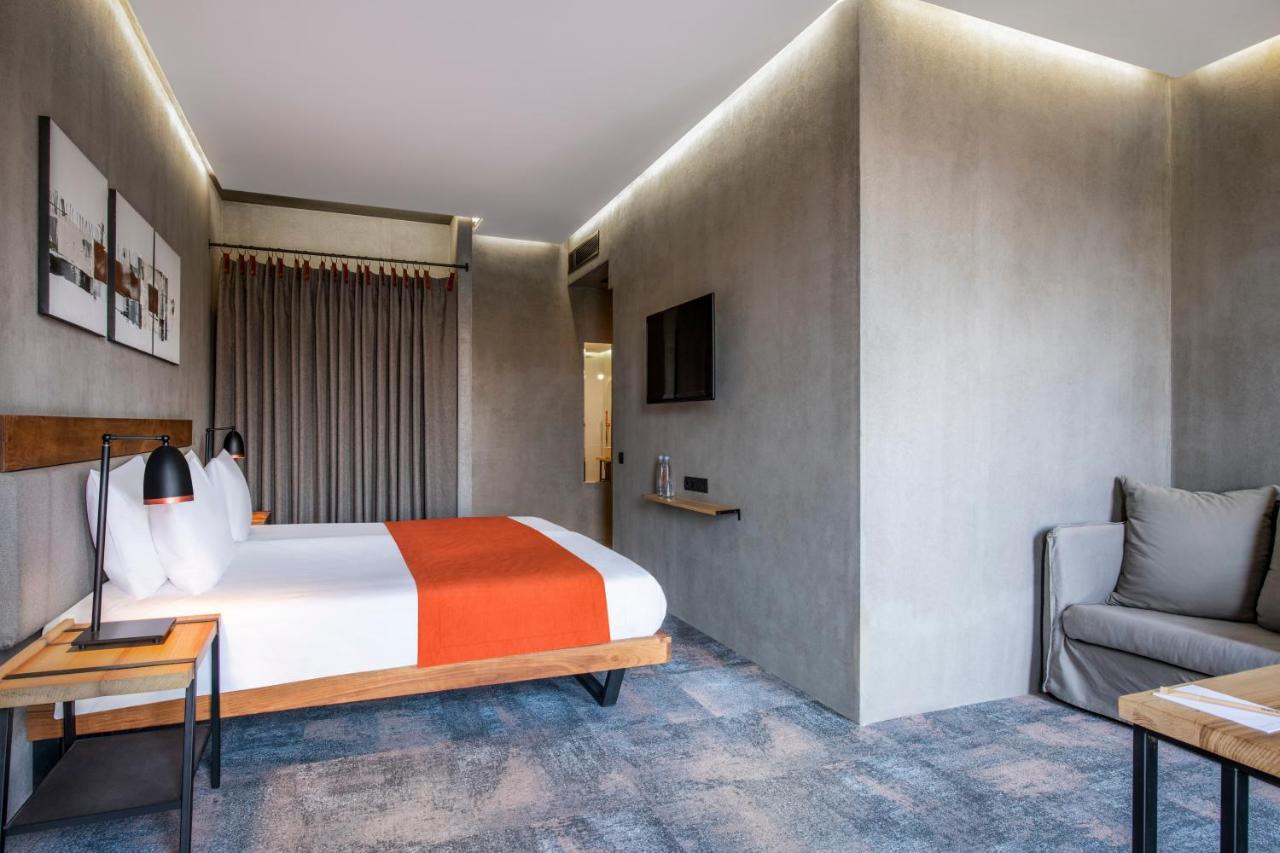 Iota Hotel